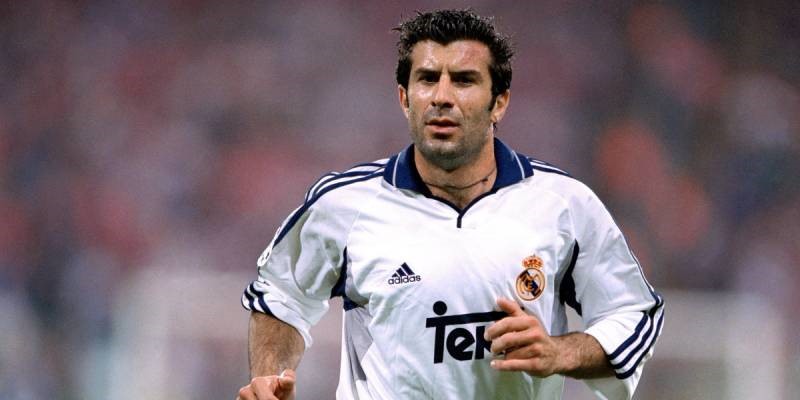 Luis Figo làm tăng sự thù địch giữa câu lạc bộ bóng đá Real Madrid và Barca