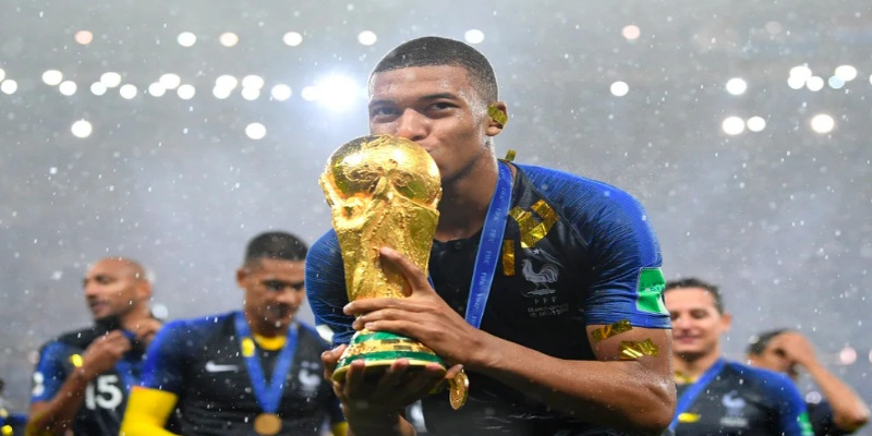 Cầu thủ bóng đá Mbappe ăn mừng chức vô địch World Cup 2018 cùng tuyển Pháp