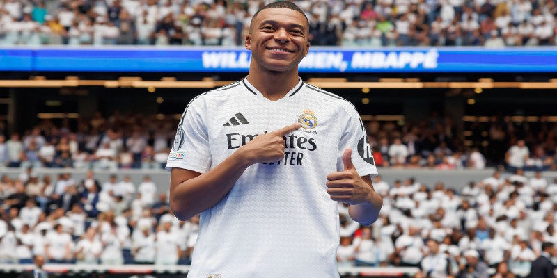 Cầu thủ bóng đá Mbappe hiện đang khoác áo CLB Real Madrid